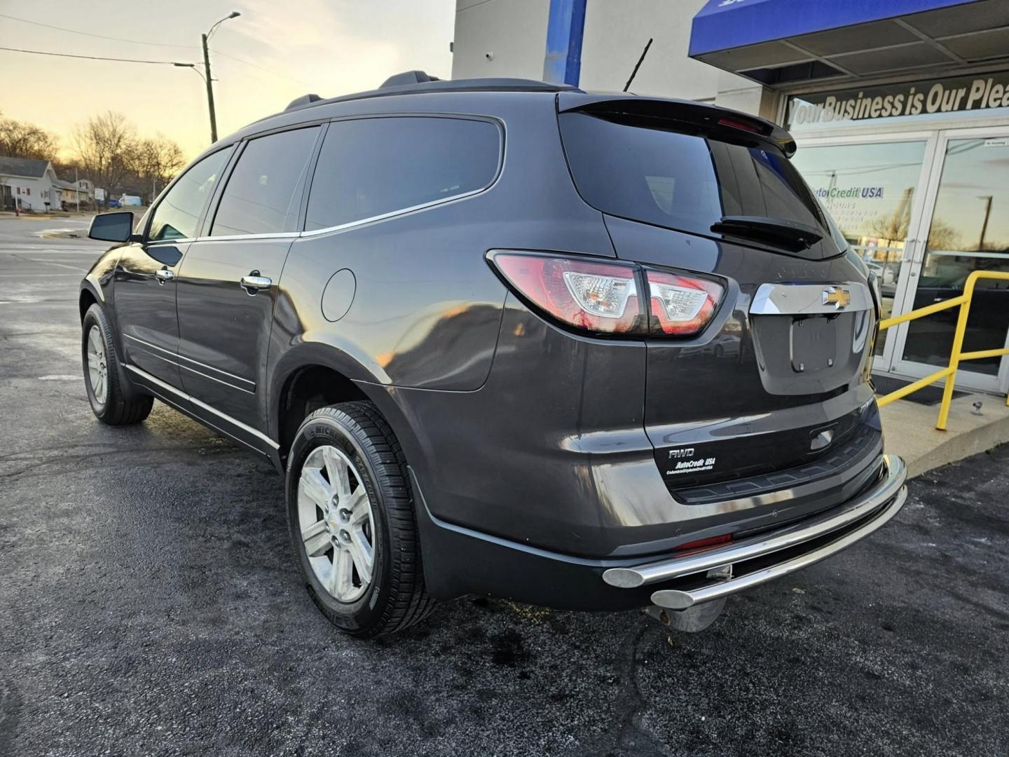 2015 GRAY /BLACK CHEVROLET TRAVERSE 1LT 1LT AWD (1GNKVGKD2FJ) with an 3.6L V6 DOHC 24V engine, 6-Speed Automatic transmission, located at 502 South Main Street, Columbia City, IN, 46725, (260) 244-4645, 41.151382, -85.490578 - 2015 CHEVROLET TRAVERSE 1LT 1LT AWD - Photo#5