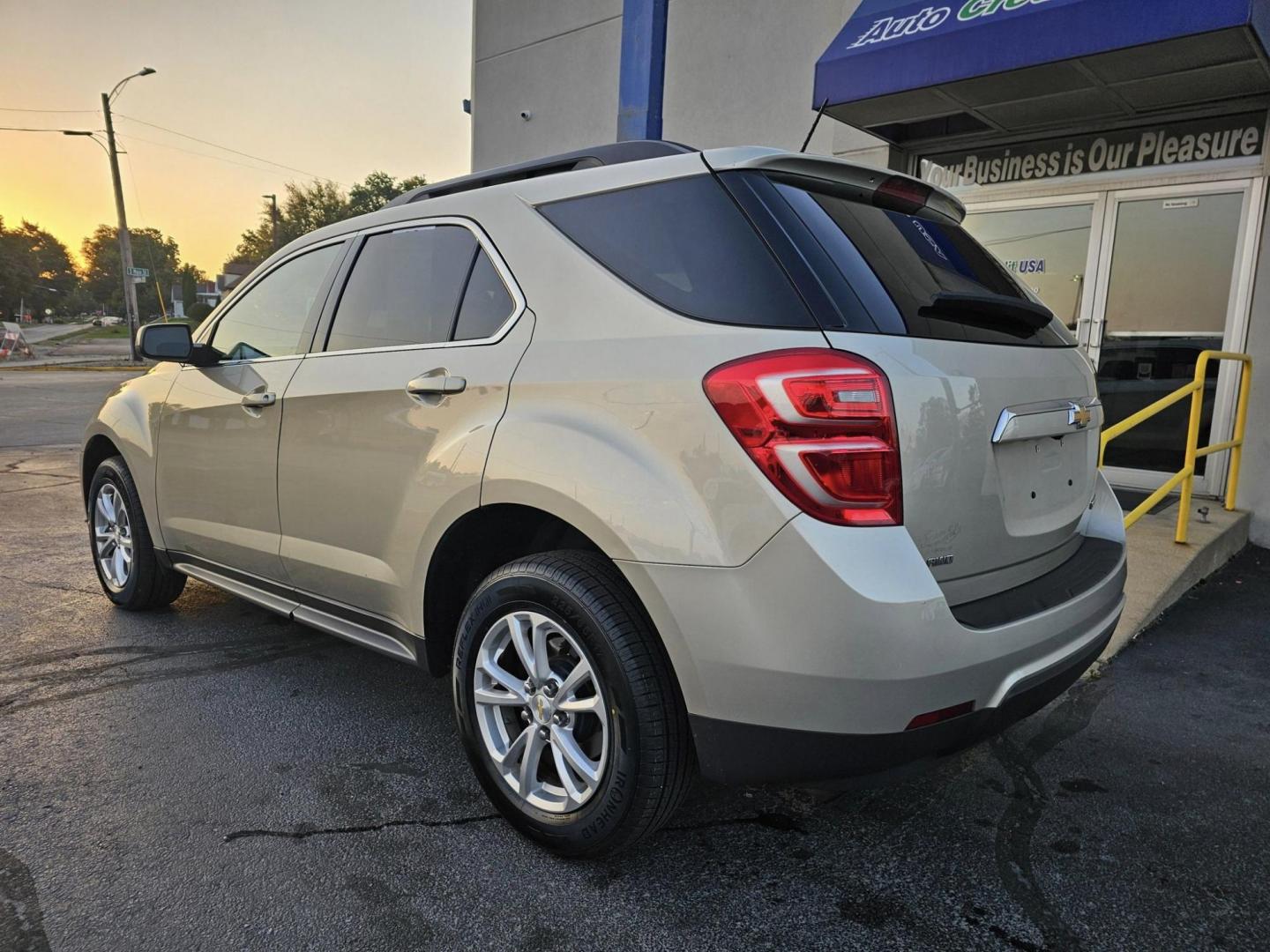 2016 GOLD /BLACK CHEVROLET EQUINOX LT AWD (1GNFLFEK1GZ) with an 2.4L L4 DOHC 16V FFV engine, 6A transmission, located at 502 South Main Street, Columbia City, IN, 46725, (260) 244-4645, 41.151382, -85.490578 - Photo#3