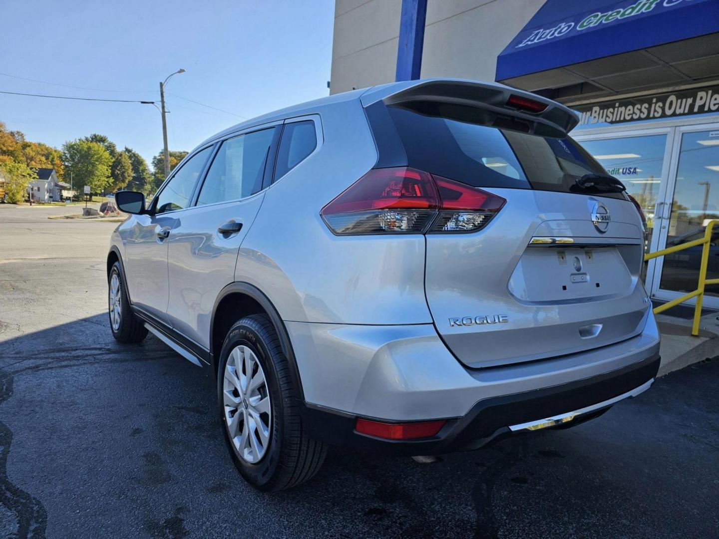 2019 SILVER /BLACK NISSAN ROGUE S AWD (KNMAT2MV5KP) with an 2.5L L4 DOHC 16V engine, CVT transmission, located at 502 South Main Street, Columbia City, IN, 46725, (260) 244-4645, 41.151382, -85.490578 - 2019 NISSAN ROGUE S AWD - Photo#4