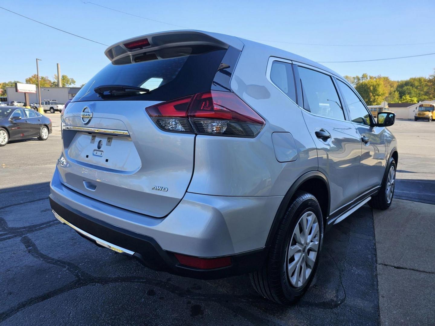 2019 SILVER /BLACK NISSAN ROGUE S AWD (KNMAT2MV5KP) with an 2.5L L4 DOHC 16V engine, CVT transmission, located at 502 South Main Street, Columbia City, IN, 46725, (260) 244-4645, 41.151382, -85.490578 - Photo#2