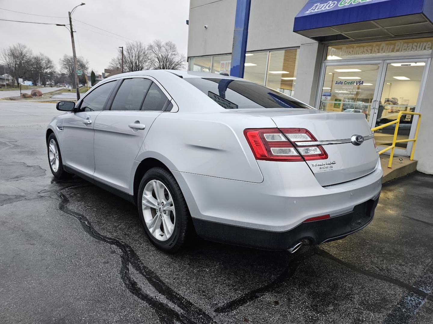 2014 SILVER FORD TAURUS SEL (1FAHP2E85EG) with an 3.5L V-6 engine, 6 speed AT transmission, located at 502 South Main Street, Columbia City, IN, 46725, (260) 244-4645, 41.151382, -85.490578 - Photo#3