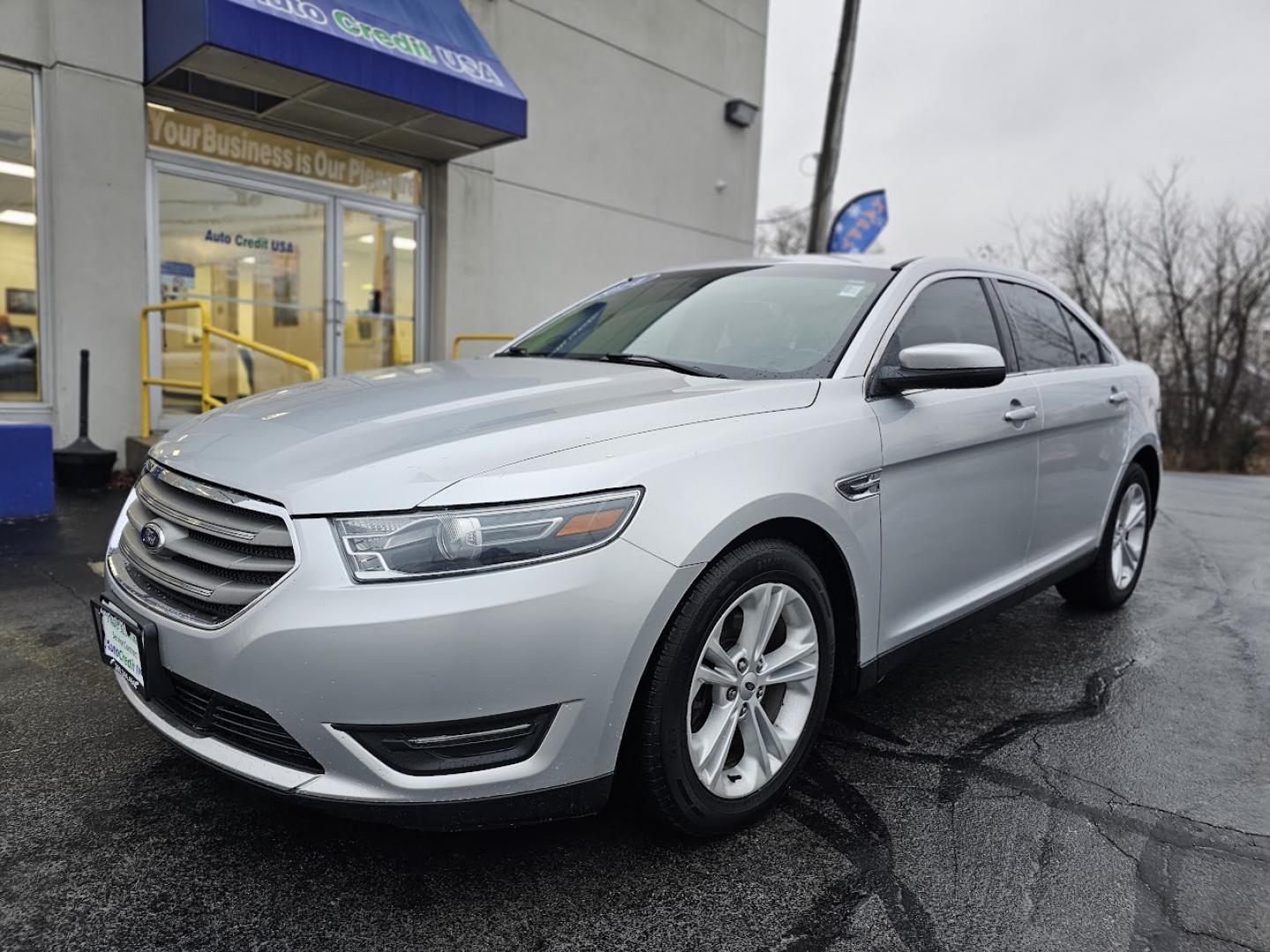 2014 SILVER FORD TAURUS SEL (1FAHP2E85EG) with an 3.5L V-6 engine, 6 speed AT transmission, located at 502 South Main Street, Columbia City, IN, 46725, (260) 244-4645, 41.151382, -85.490578 - Photo#0