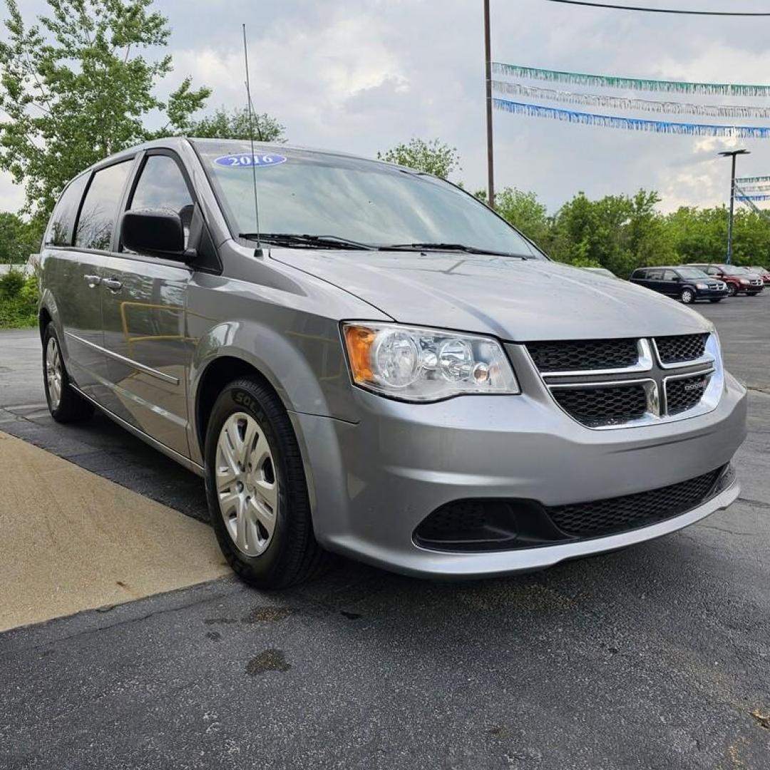 2016 SILVER DODGE GRAND CARAVAN SE SE (2C4RDGBG6GR) with an 3.6L V-6 engine, 6 speed AT transmission, located at 502 South Main Street, Columbia City, IN, 46725, (260) 244-4645, 41.151382, -85.490578 - 2016 DODGE GRAND CARAVAN SE SE - Photo#1