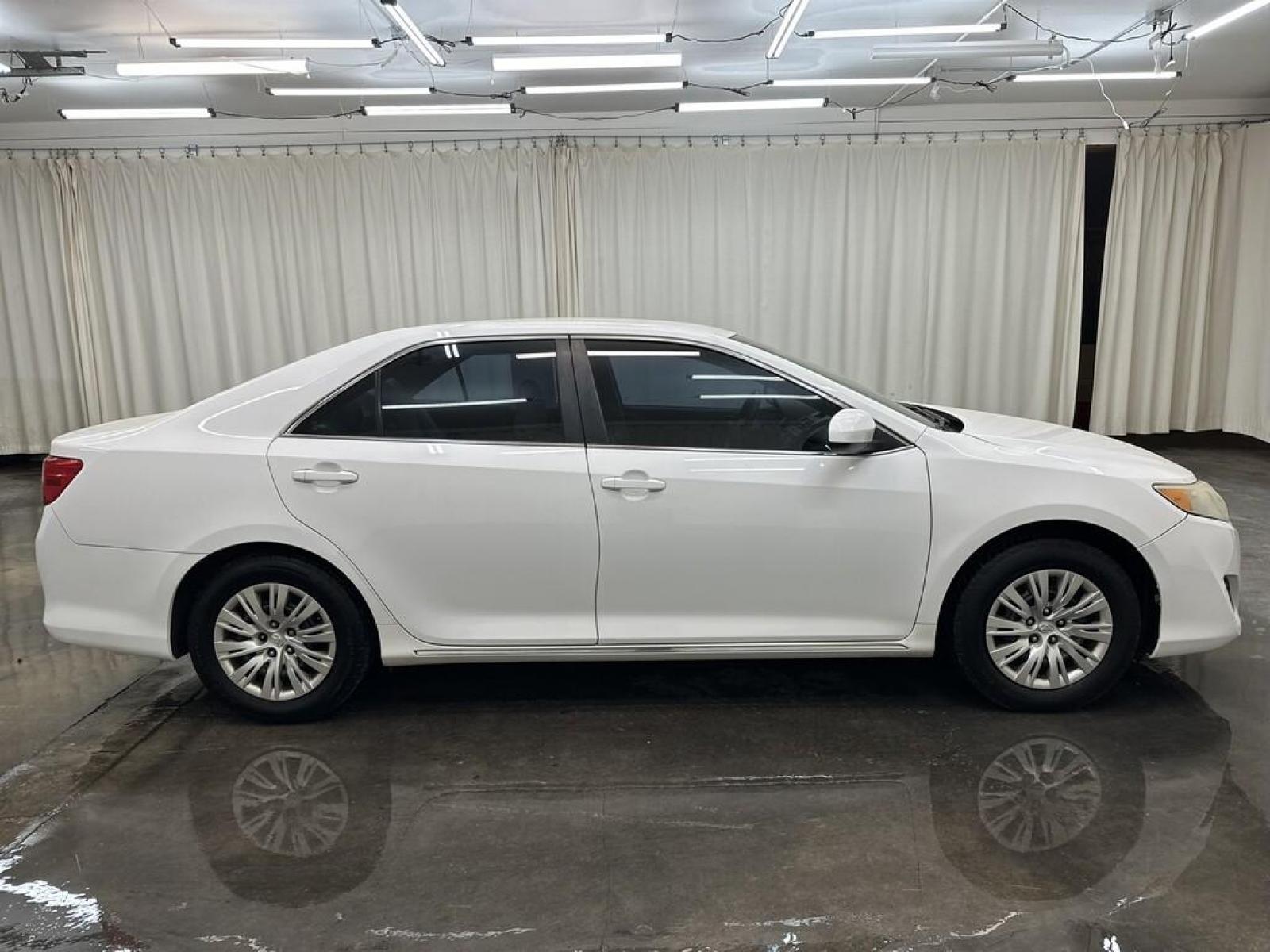 2014 WHITE Toyota CAMRY SE; LE; XLE; L (4T1BF1FKXEU) with an Other engine, located at 100 West Coliseum Boulevard, Fort Wayne, IN, 46805, (260) 471-0567, 41.119961, -85.140312 - 2014 Toyota CAMRY SE; LE; XLE; L - Photo#4