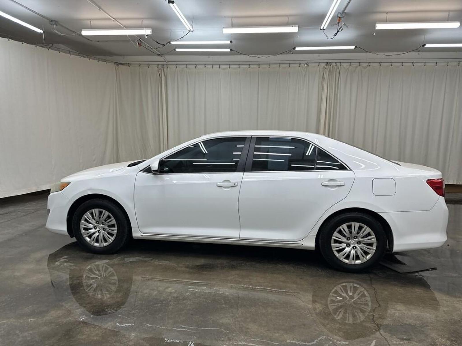 2014 WHITE Toyota CAMRY SE; LE; XLE; L (4T1BF1FKXEU) with an Other engine, located at 100 West Coliseum Boulevard, Fort Wayne, IN, 46805, (260) 471-0567, 41.119961, -85.140312 - 2014 Toyota CAMRY SE; LE; XLE; L - Photo#5