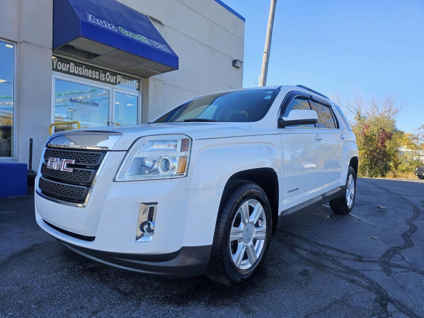 2015 WHITE /BLACK GMC TERRAIN SLE (2GKFLWEK6F6) with an 2.4L L4 DOHC 16V FFV engine, 6-Speed Automatic transmission, located at 502 South Main Street, Columbia City, IN, 46725, (260) 244-4645, 41.151382, -85.490578 - 2015 GMC TERRAIN SLE - Photo#1