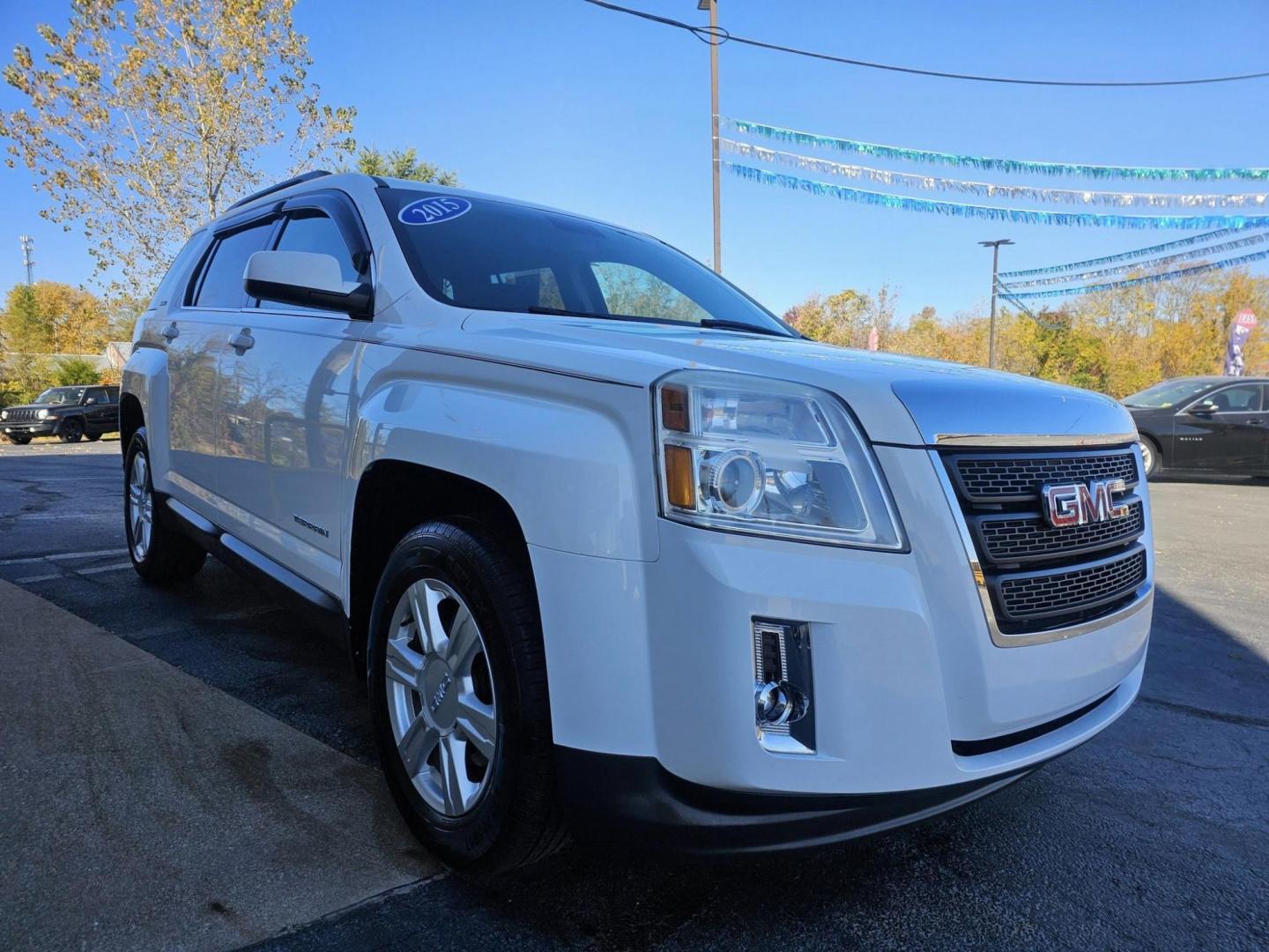 2015 WHITE /BLACK GMC TERRAIN SLE (2GKFLWEK6F6) with an 2.4L L4 DOHC 16V FFV engine, 6-Speed Automatic transmission, located at 502 South Main Street, Columbia City, IN, 46725, (260) 244-4645, 41.151382, -85.490578 - 2015 GMC TERRAIN SLE - Photo#2