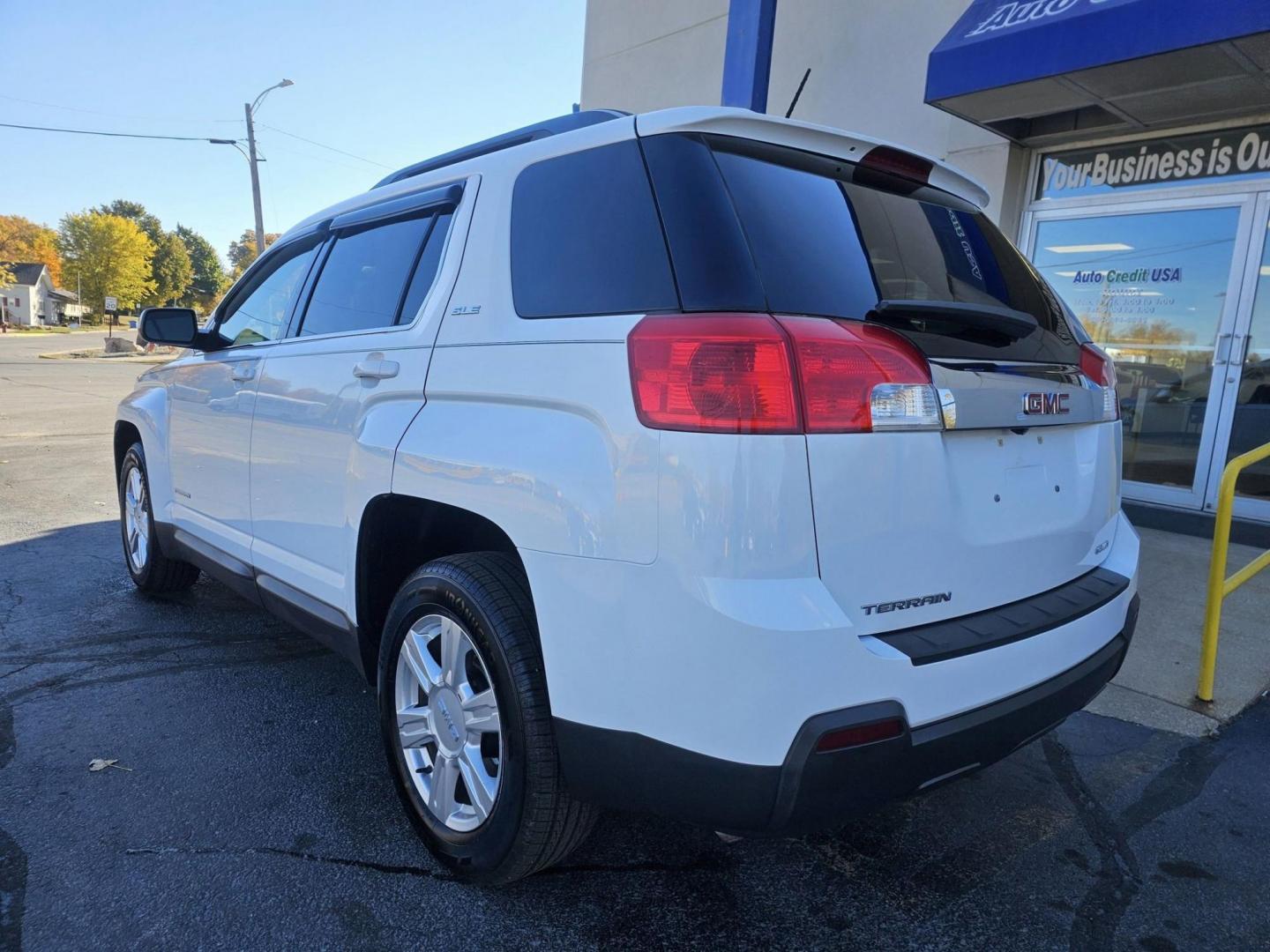 2015 WHITE /BLACK GMC TERRAIN SLE (2GKFLWEK6F6) with an 2.4L L4 DOHC 16V FFV engine, 6-Speed Automatic transmission, located at 502 South Main Street, Columbia City, IN, 46725, (260) 244-4645, 41.151382, -85.490578 - 2015 GMC TERRAIN SLE - Photo#3