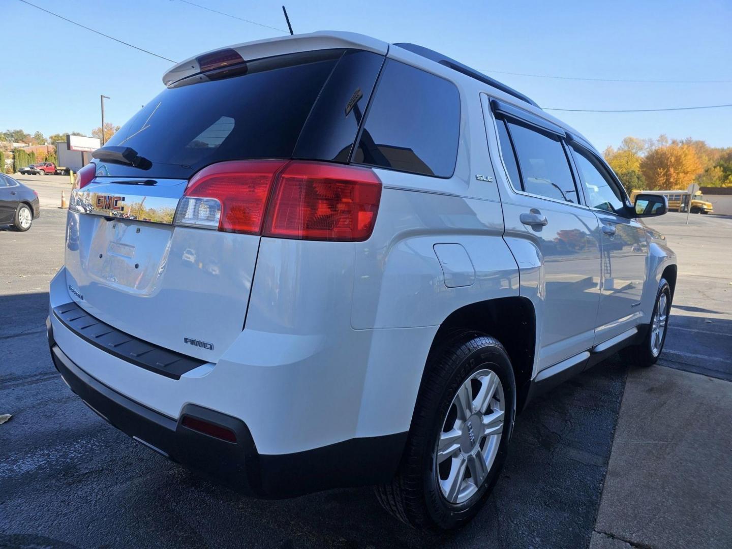 2015 WHITE /BLACK GMC TERRAIN SLE (2GKFLWEK6F6) with an 2.4L L4 DOHC 16V FFV engine, 6-Speed Automatic transmission, located at 502 South Main Street, Columbia City, IN, 46725, (260) 244-4645, 41.151382, -85.490578 - 2015 GMC TERRAIN SLE - Photo#4