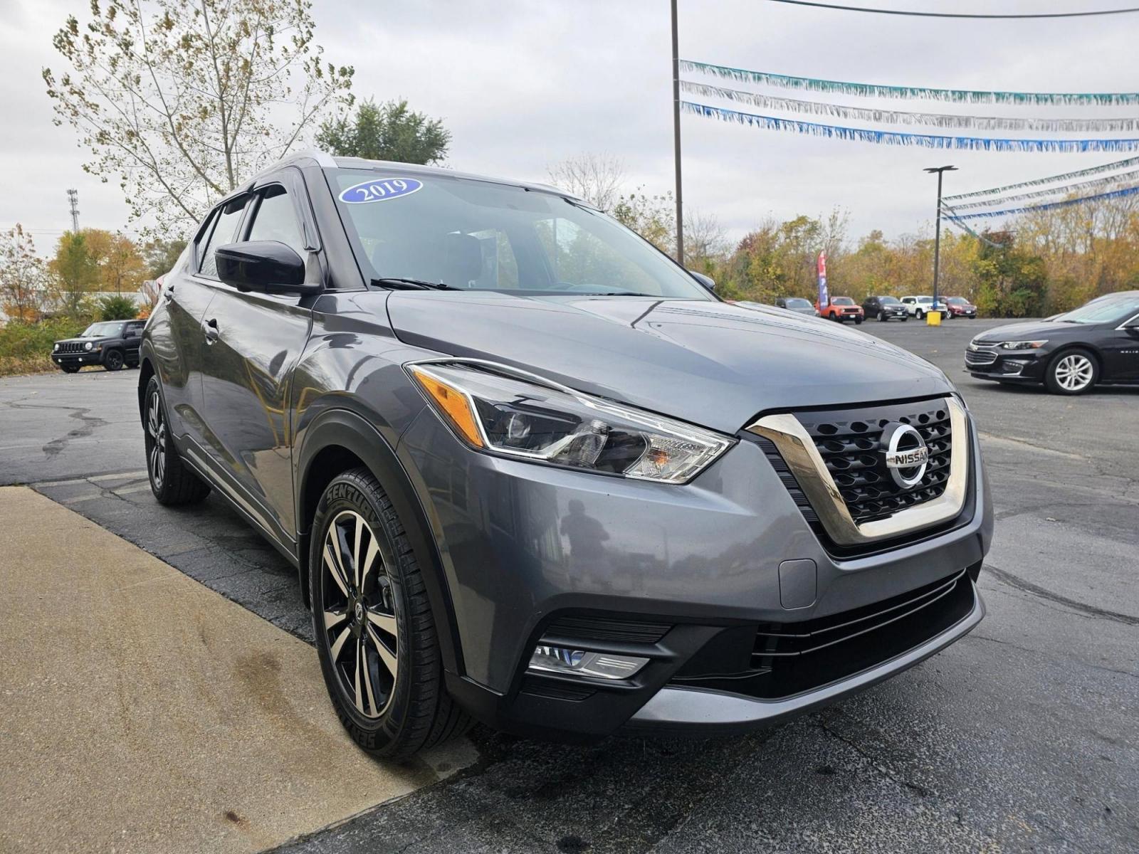 2019 SILVER /BLACK Nissan KICKS S (3N1CP5CUXKL) with an 1.6L L4 engine, CVT transmission, located at 502 South Main Street, Columbia City, IN, 46725, (260) 244-4645, 41.151382, -85.490578 - 2019 Nissan KICKS S - Photo#2