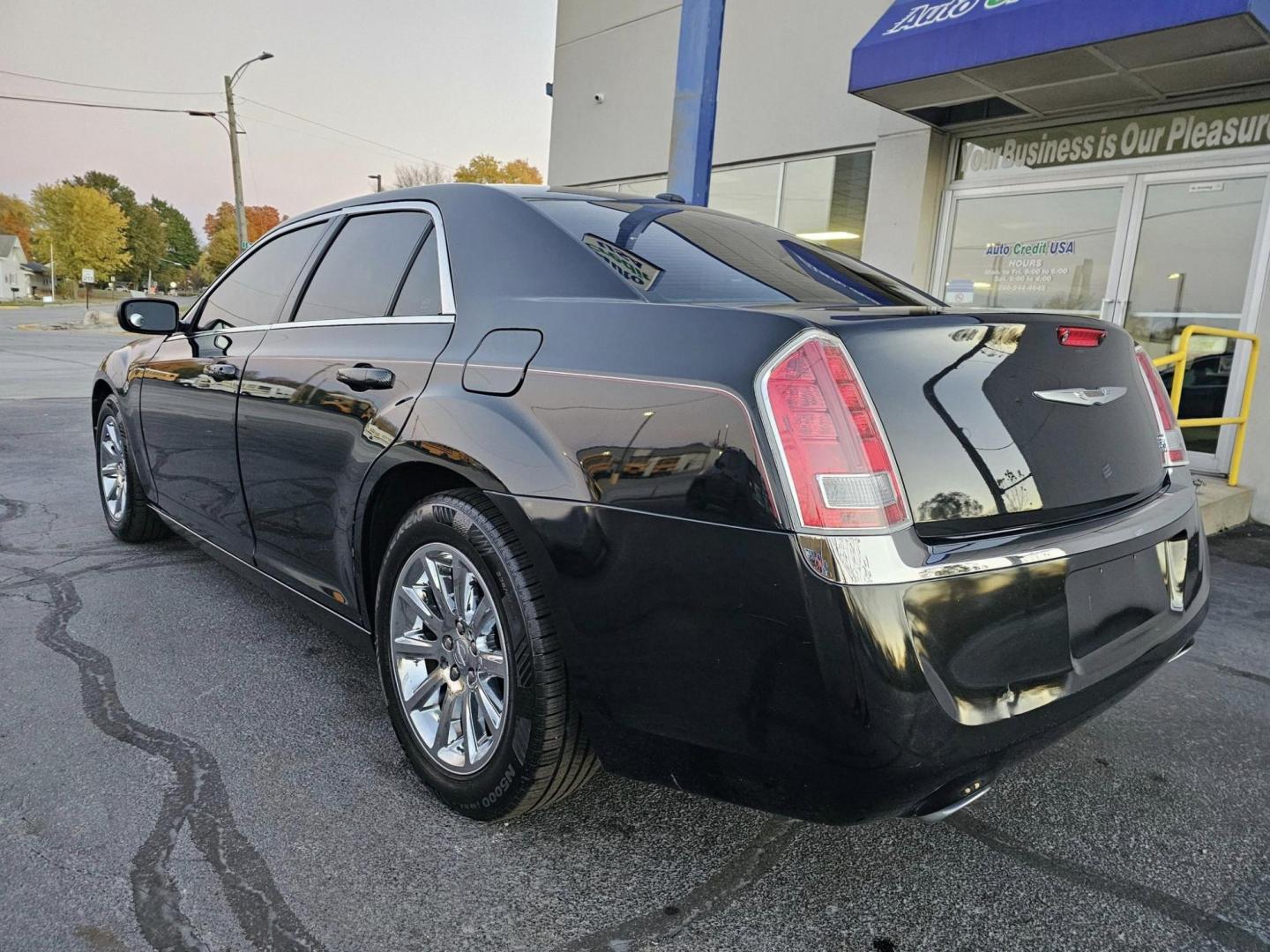 2014 BLACK /TAN CHRYSLER 300C C RWD (2C3CCAEGXEH) with an 3.6L V6 SOHC 24V engine, 5-Speed Automatic transmission, located at 502 South Main Street, Columbia City, IN, 46725, (260) 244-4645, 41.151382, -85.490578 - Photo#3